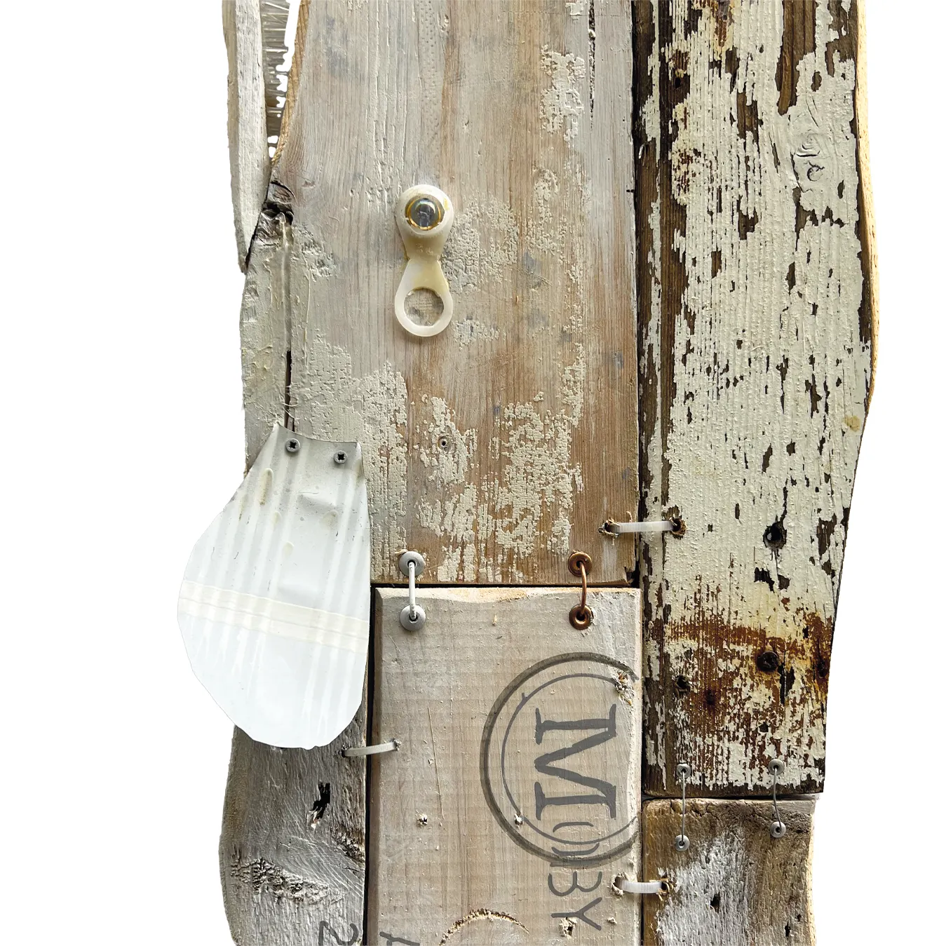 Dettaglio del corpo in legno vissuto della scultura di balena con elemento di maniglia, perni metallici e timbro recante la parola MOBY