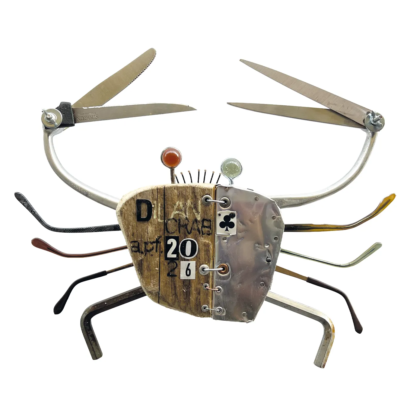Scultura a parete raffigurante un granchio con corpo in legno e metallo, chele ricavate da lame di seghetto, zampe in stanghette di occhiali e scritta DILAN CRAB
