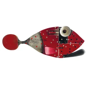 Scultura a parete a forma di pesce in legno rosso con coda da racchetta da ping pong, occhio in alluminio e la scritta EX PINGPONGHISTA ANARCHICO
