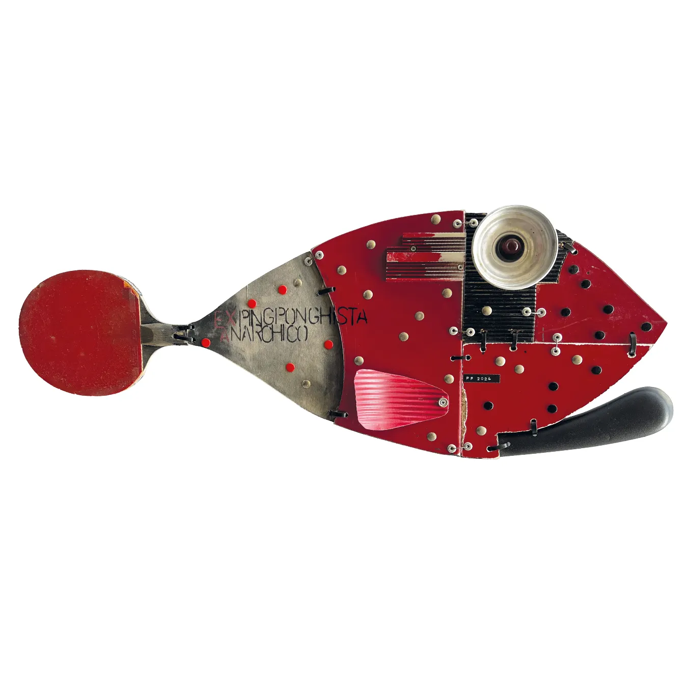 Scultura a parete a forma di pesce in legno rosso con coda da racchetta da ping pong, occhio in alluminio e la scritta EX PINGPONGHISTA ANARCHICO