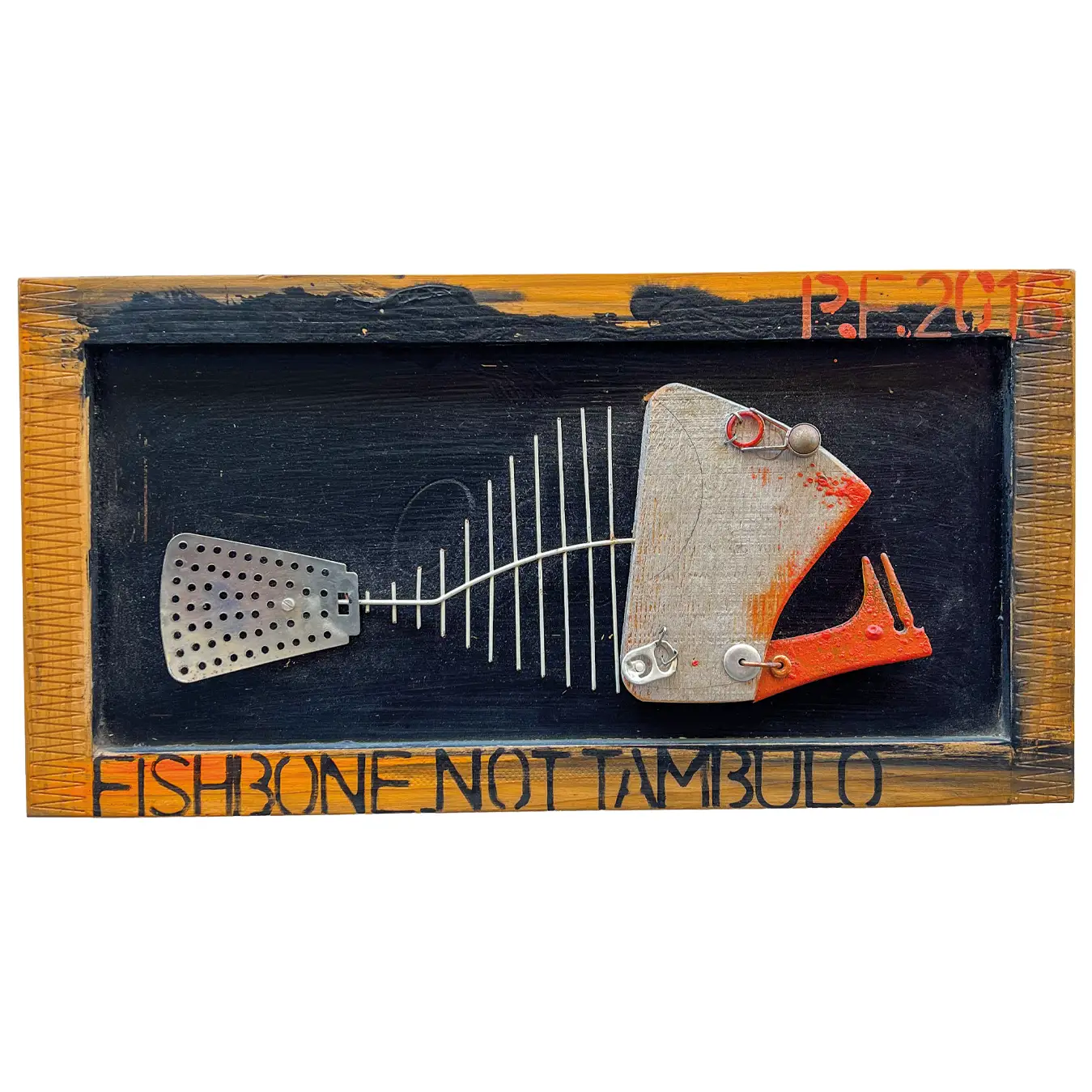 Quadro in legno raffigurante una lisca di pesce in metallo e schiumarola con scritta FISHBONE NOT TAMBULO"