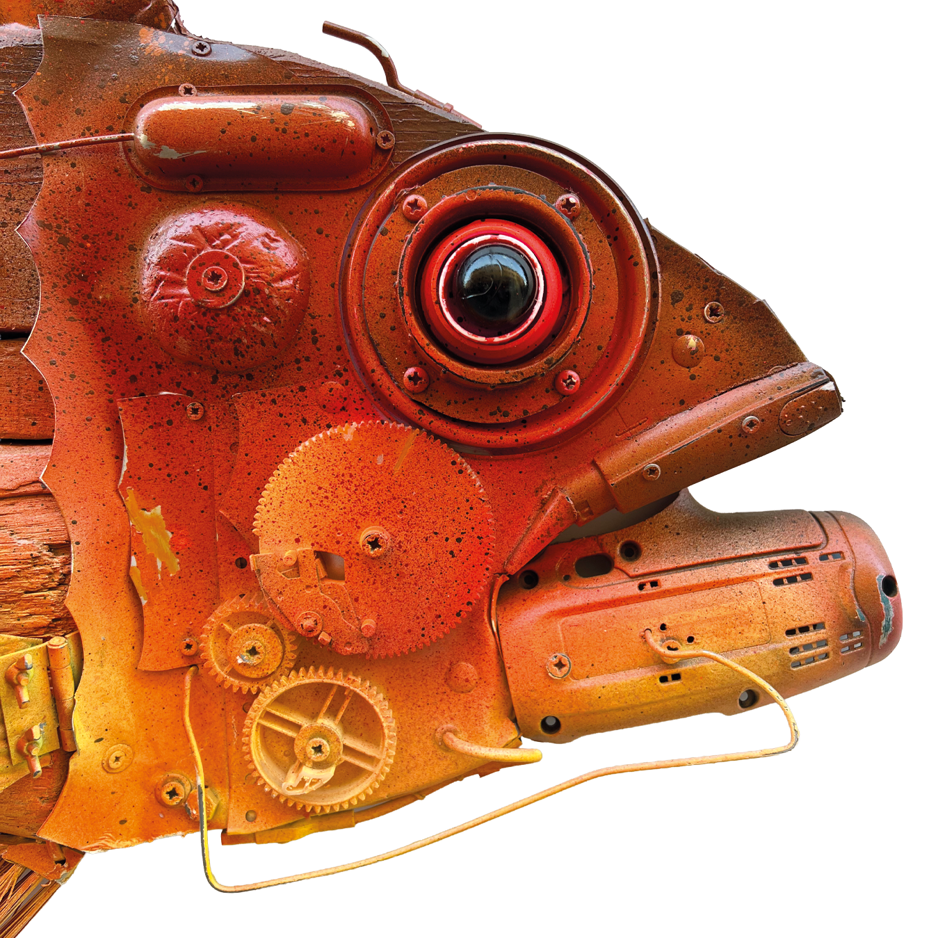 Dettaglio della testa e dell'occhio di una scultura di pesce in stile steampunk realizzata con ingranaggi e componenti metallici arancioni