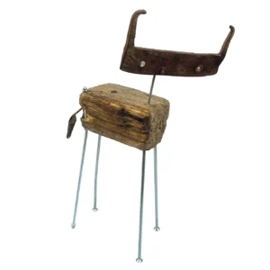 Scultura in legno grezzo e metallo raffigurante un quadrupede con testa in ferro arrugginito e lunghe zampe in aste metalliche