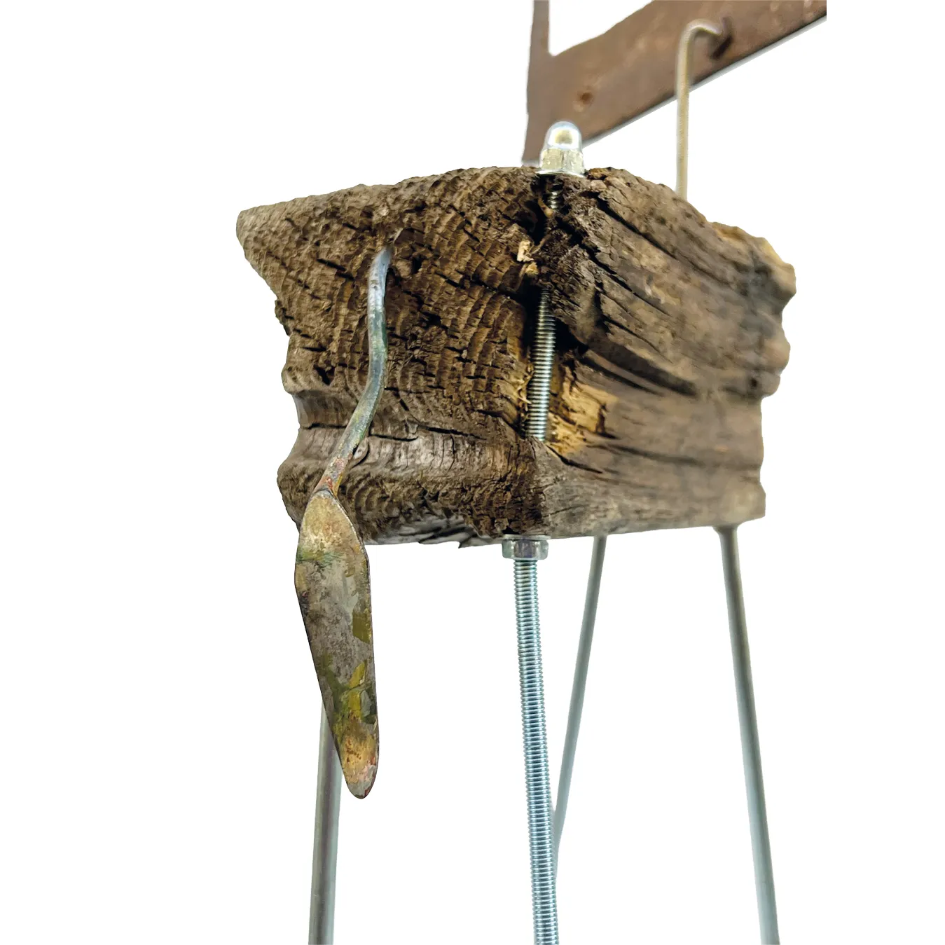 Dettaglio del corpo in blocco di legno nodoso e della coda ricavata da una spatola da pittura per la scultura Il Piccolo Orfano
