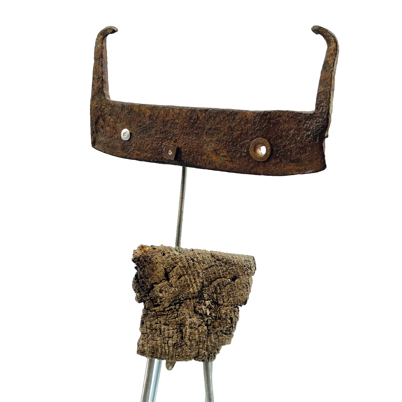 Dettaglio della testa e delle corna in ferro arrugginito della scultura in legno Il Piccolo Orfano con occhi fatti di rondelle e viti