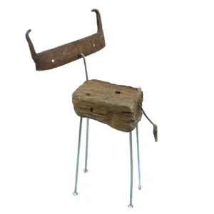 Vista posteriore della scultura Il Piccolo Orfano realizzata con blocco di legno di recupero, zampe metalliche e coda in spatola