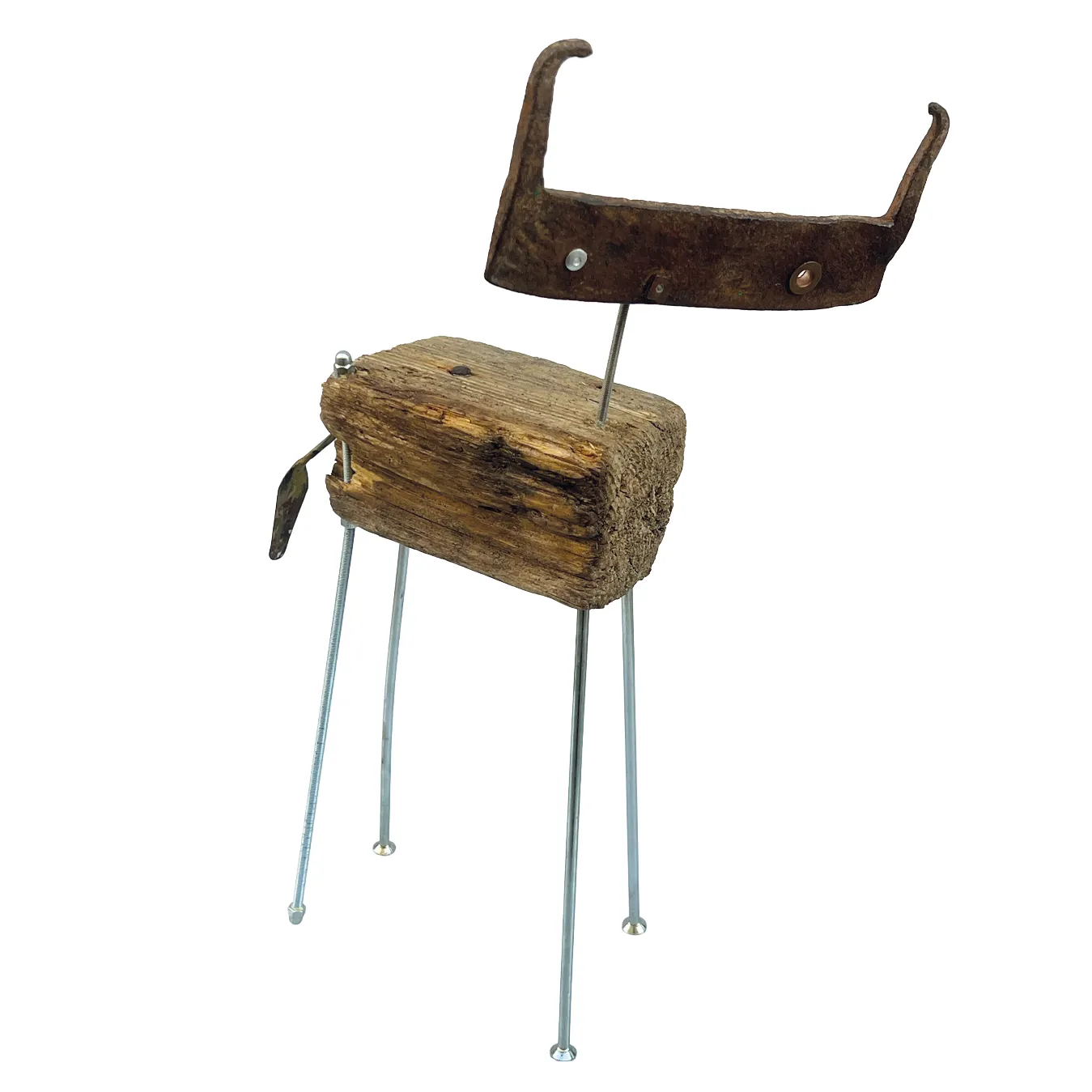 Scultura in legno grezzo e metallo raffigurante un quadrupede con testa in ferro arrugginito e lunghe zampe in aste metalliche