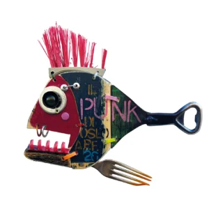 Scultura a parete in legno e metallo raffigurante un pesce stile punk con cresta fucsia da spazzola, coda apribottiglie e forchetta inferiore con la scritta IL PUNK DI OSLO"