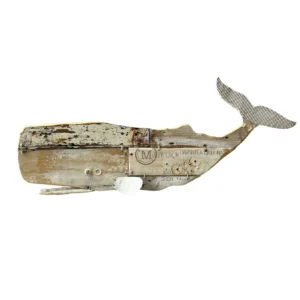 Scultura a forma di capodoglio in legno di recupero con toni bianchi e marroni, coda in metallo rigato e scritta MOBY DICK DAVANTI A LISBONA