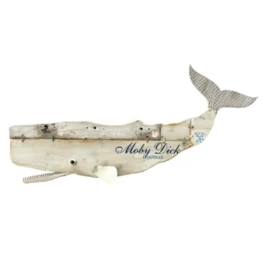 Scultura a parete raffigurante un capodoglio in legno chiaro di recupero con coda in metallo ondulato e la scritta elegante Moby Dick Socievole A.P.F. 2026