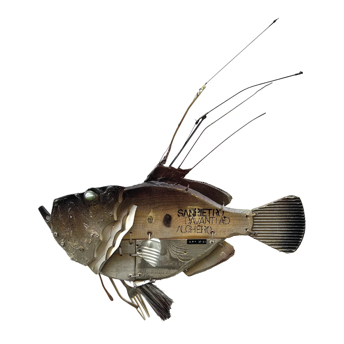 Scultura a parete di un pesce San Pietro in legno con lunghe antenne metalliche, pinna inferiore da pennello e la scritta SAN PIETRO DAVANTI AD ALGHERO