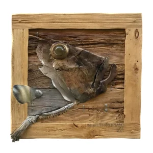 Quadro in legno con composizione in metallo di riciclo raffigurante la testa e la coda di un pesce con la scritta UN BEL PRIMO PIANO